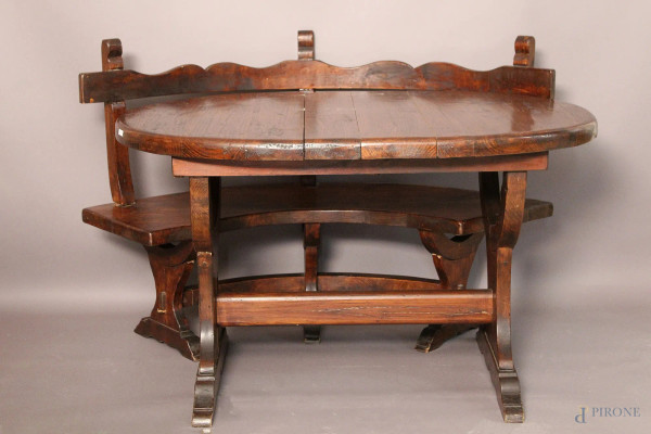Lotto di un tavolo(h 80x130x85 cm) di linea ovale in legno dolce poggiante su crociata e due gambe, completo di tre panche.