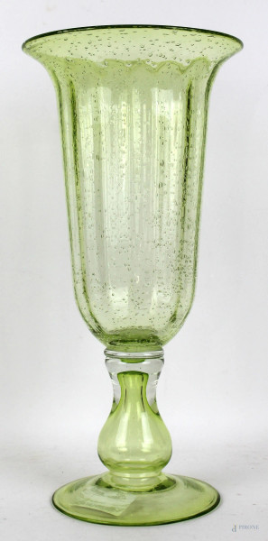 Vaso in vetro verde, lavorazione a bolle, cm h 42, metà XX secolo