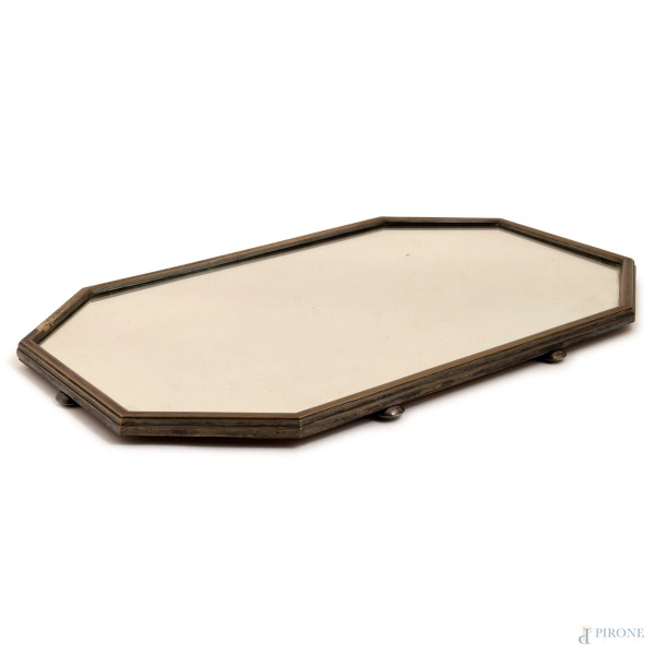 Vassoio a specchio ottagonale con perimetro in argento, cm 61x37, (difetti)