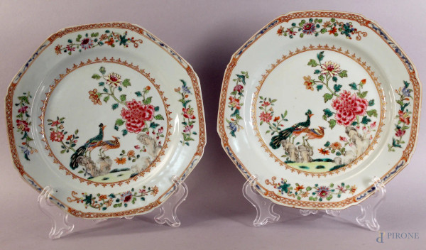 Coppia di piatti di linea ottagonale in porcellana dipinta raffigurante fiori e volatili,Cina XIX sec. diam.22,3cm ( con sbeccature)