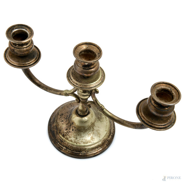 Candelabro a tre luci in argento, XX secolo, cm 19,5x27,5, peso lordo gr 350