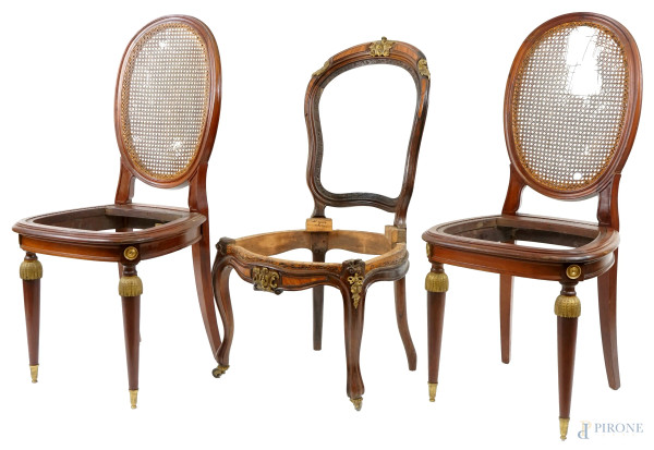 Lotto di tre sedie in legni diversi, Francia, XIX-inizi XX secolo, finiture in bronzo dorato, la coppia è marcata Gouffe Jeune, misure max cm 100x46x44, (difetti)