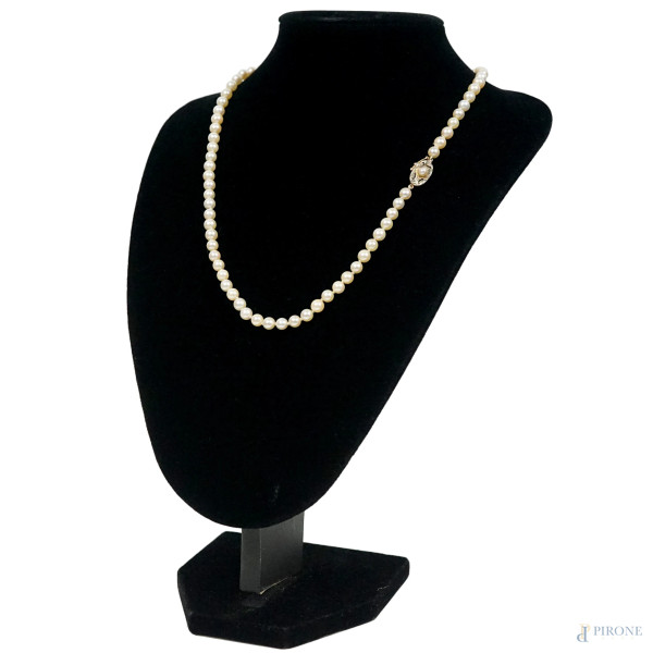 Collana di perle con chiusura in oro 18 kt, lunghezza cm 52, (imperfezioni)