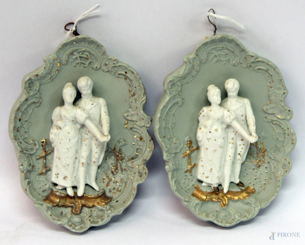 Lotto composto da due placche in porcellana bisquit con cervi a rilievo, h. 13,5 cm