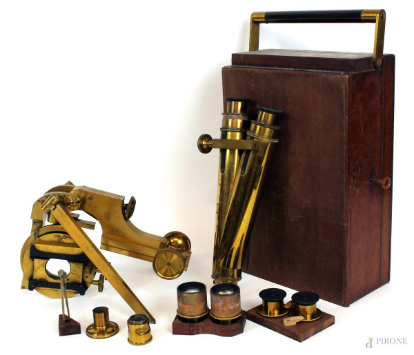 R. & J. Beck London, microscopio binoculare vittoriano in metallo dorato, n. 3798, completo di accessori, entro scatola originale, (difetti, meccanismo e componenti da revisionare).