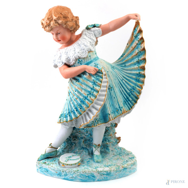 Scultura in porcellana e bisquit policromi  raffigurante bambina, XX secolo, altezza cm 39,5, (segni di usura, sbeccature, rotture, restauri, difetti)
