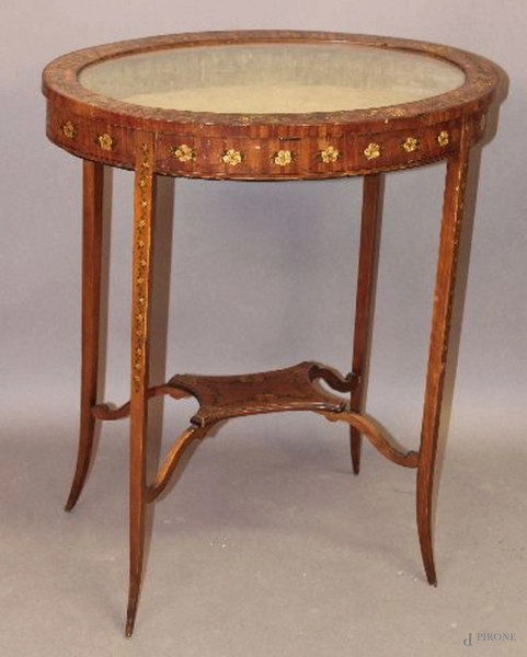 Tavolinetto da salotto di linea ovale in satin wood a tutto decoro policromo floreale, piano a bacheca, XIX sec, h. 76x63x45 cm.