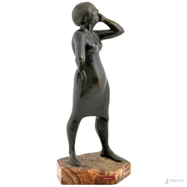 Franco Verroca (1927-1999), Donna del popolo, scultura in bronzo poggiante su base in marmo, alte...