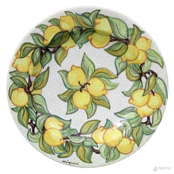 Piatto in maiolica a decoro policromo di limoni, firmato Migneco, diametro 50 cm.