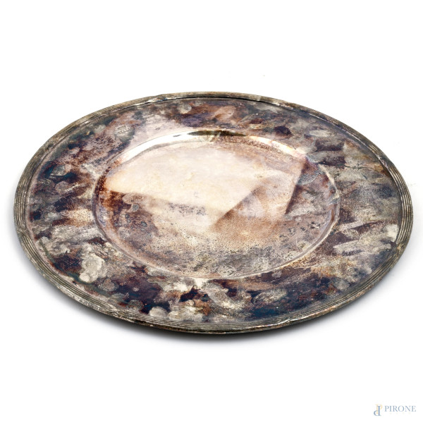 Piatto in metallo argentato, diametro cm 32, (segni di usura)