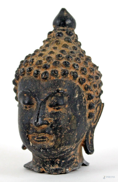 Testa di Buddha, scultura in metallo brunito, arte orientale, alt. cm 13,5