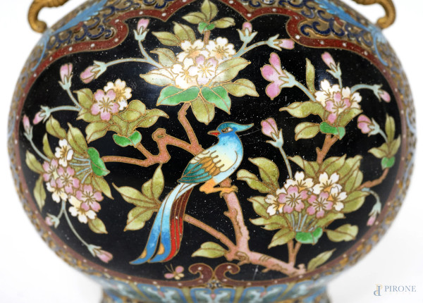 Potiche cloisonné in metallo dorato e smalto policromo, decori a motivi geometrici e floreali, Ci...