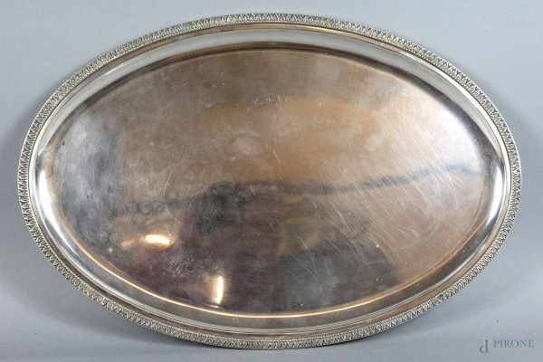 Vassoio di linea ovale in argento, cm. 39,5x26,5, gr. 800.