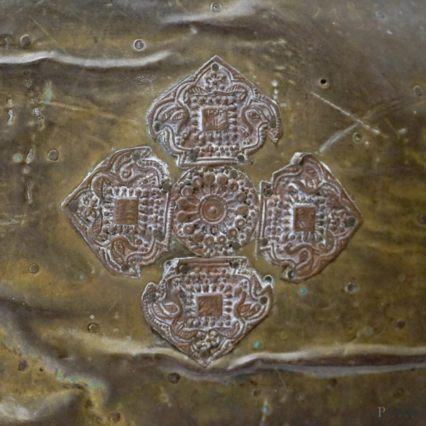 Lotto di due cavalli in legno e rame cesellato, arte orientale, XX secolo, cm 95x83 (difetti)