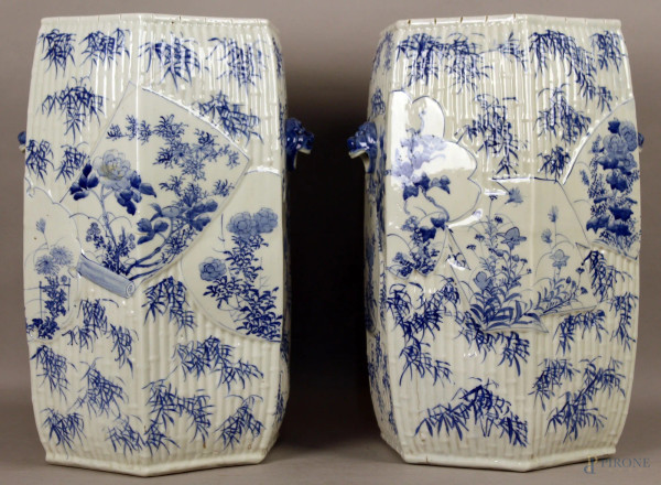Coppia di sgabelli di linea esagonale in porcellana bianca a decoro di fiori, con manici laterlai a forma zoomorfa, Cina primi &#39;900, altezza 48,5 cm.
