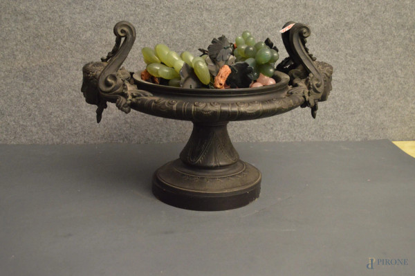 Alzata centrotavola in bronzo brunito,poggiante su base in marmo e grappoli d'uva in pietra saponaria,primi 900, h.22x44 cm.