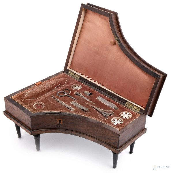 Portagioie in legno a guisa di pianoforte a coda con meccanismo carillon  al suo interno (da revisionare)e set da toletta (incompleto), XIX-XX secolo, cm 15x29,5x20, (segni di usura)