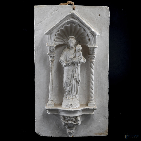 Altorilievo in gesso raffigurante San Giuseppe e Bambino entro edicola, XX secolo, cm 41x23, (segni di usura, sbeccature, difetti, rotture, mancanze)