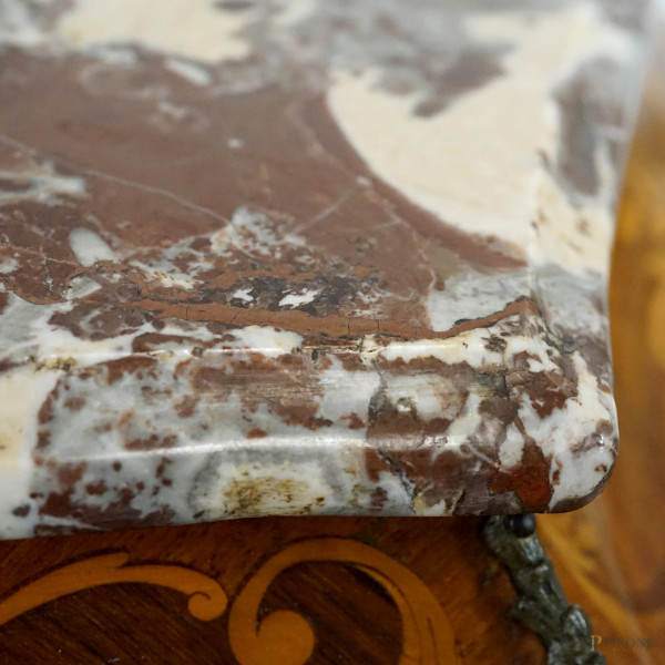 Secretaire impiallacciato in satinwood con decori intarsiati in vari legni a motivi floreali, tre...