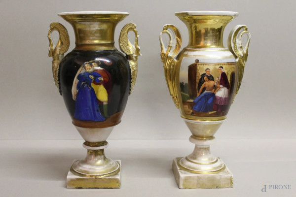 Coppia di vasi dell’800 in porcellana policroma con medaglioni a soggetti di figure,manici a forma di cigni,particolari dorati,periodo impero, h. 26 cm.