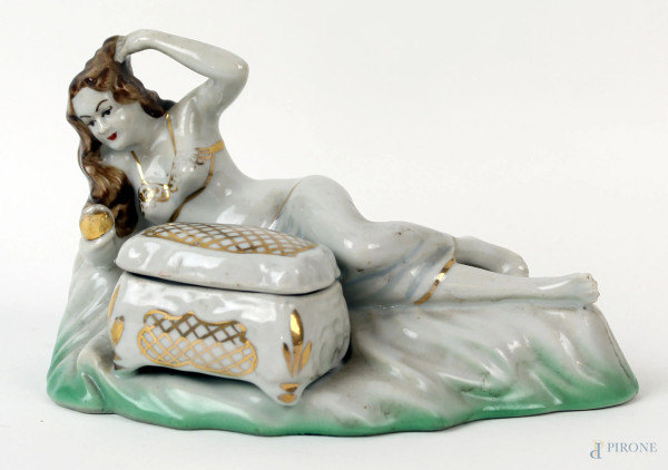 Cofanetto in porcellana policroma con modella distesa, cm 11,5, XX secolo, (difetti).
