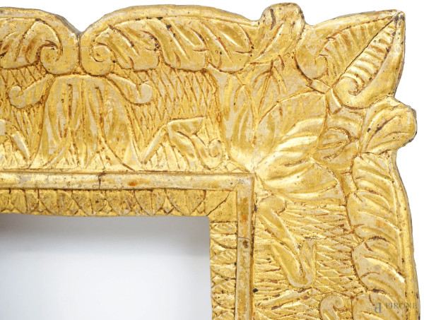 Lotto composto da sei piccole cornici in legno dorato, metallo argentato e dorato, epoche diverse...