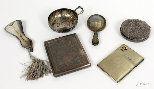 Lotto di sei oggetti in argento e metallo argentato, misure diverse.