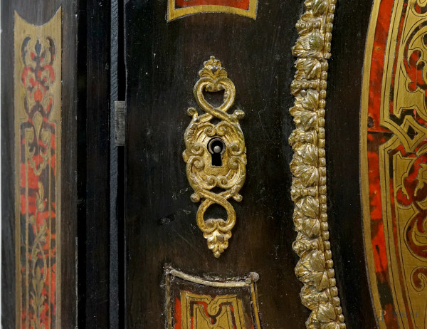 Servante in stile Boulle, in legno ebanizzato con intarsi in finta tartaruga e metallo dorato, pi...