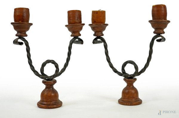 Coppia di candelieri a due bracci sinuosi in ferro battuto e legno,  cm h 51x38, XX secolo, (segni del tempo).