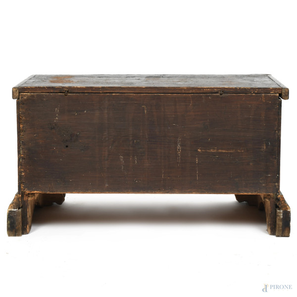 Piccola cassapanca in noce, XIX-XX secolo, cm 44,5x80x37, (segni di usura, scalfiture, fessurazio...