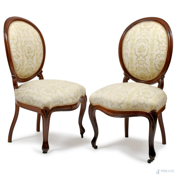 Coppia di sedie con struttura in legno. Seduta e schienale a medaglione in tessuto con decori, cm 98x48x52, XX secolo, (difetti)