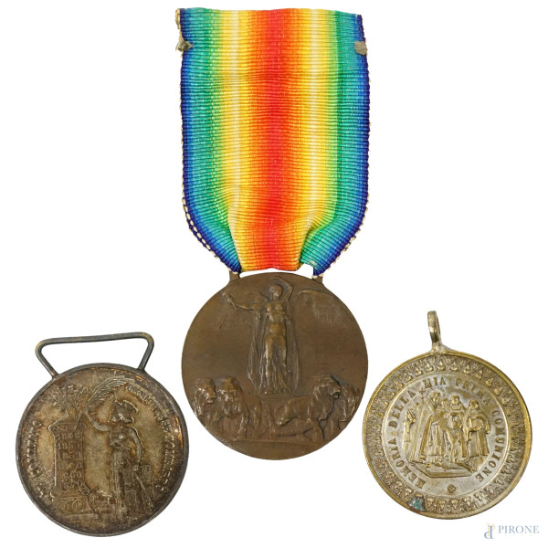 Lotto di tre medaglie diverse in bronzo ed argento, diam.max cm 3,5, XIX e XX secolo, (difetti).