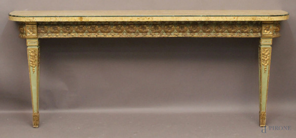 Consolle d&#39;appoggio in legno laccato e dorato con piano lastronato in marmo, XVIII sec, h. 80x200x38 cm.