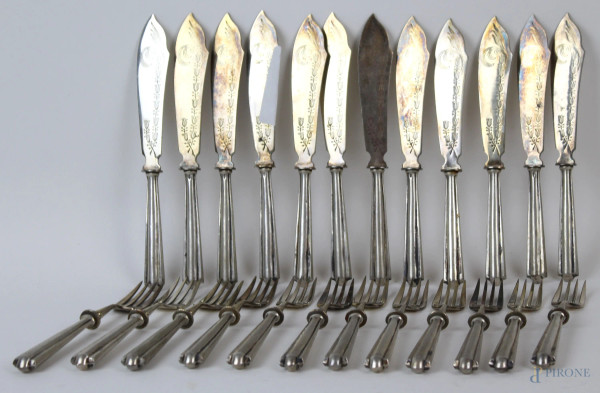 Servizio di posate con manici in argento, composto da 12 forchettine e 12 coltellini, prima metà XX secolo.
