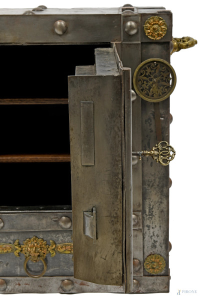 Cassaforte in ferro battuto con borchie e applicazioni decorative in bronzo dorato in stile rinas...