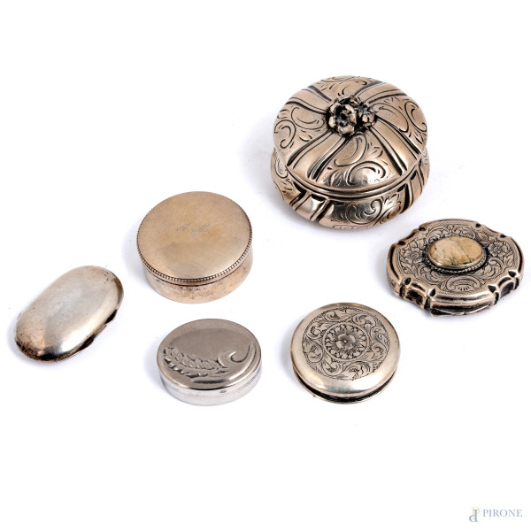 Lotto di oggetti di in argento, XX secolo, peso lordo complessivo gr 1300, (segni di usura, difet...