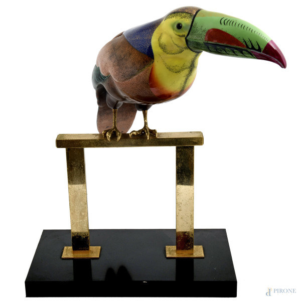 Scultura in metallo smaltato raffigurante Tucano, seconda metà del XX  secolo, cm 47x40x37, (difetti)