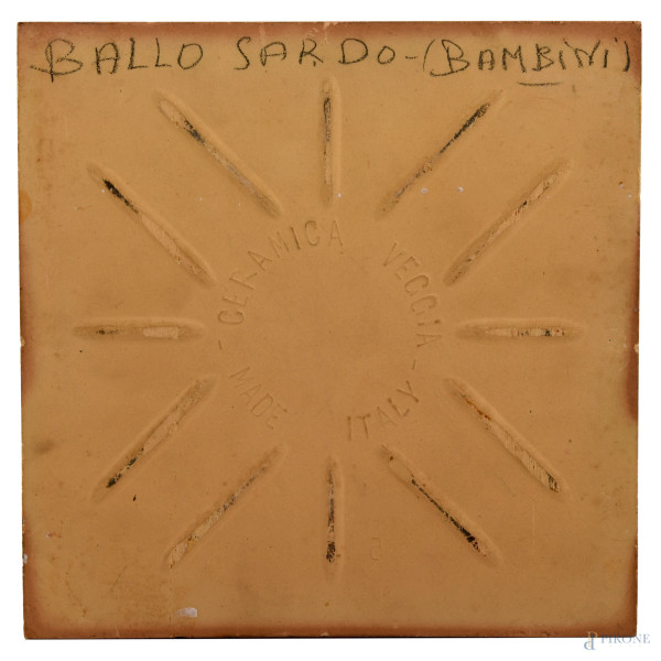 Mattonella in ceramica Veggia dipinta con rappresentazione di ballo tradizionale sardo, firmata "A. Pintus" in basso a destra, cm 20x20, (difetti)