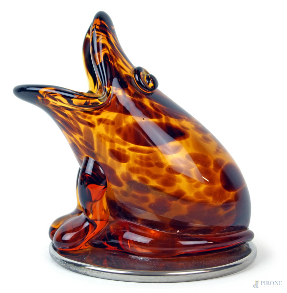 Portapenne a forma di rana in vetro fumé, base in metallo argentato, cm h 15, XX secolo.