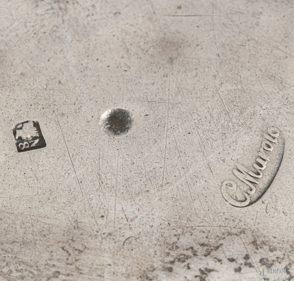 Piatto in argento 800/000, diametro cm 26, peso gr 570