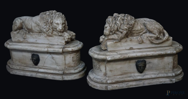Coppia di leoni con basi in pasta di marmo, cm h 29, cm h 29x40x16.