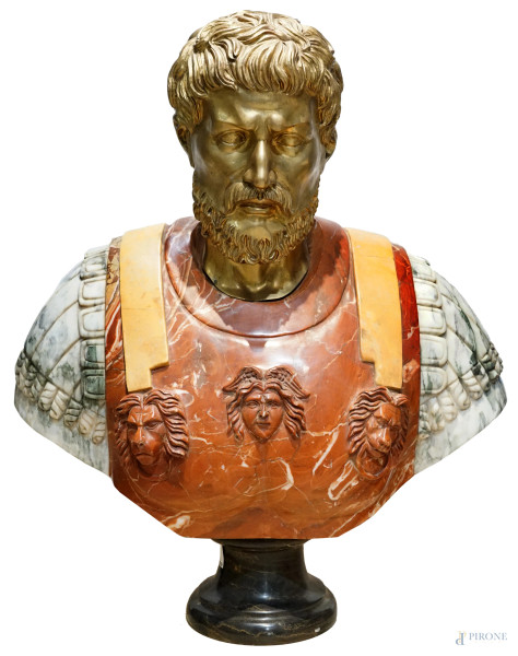 Busto di imperatore romano in marmi policromi, con testa bronzo dorato, XX secolo, cm h 82