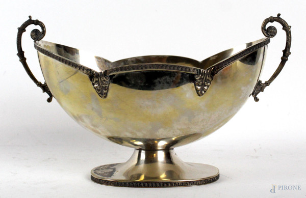 Centrotavola a forma di navicella in argento, due manici a volute, particolari cesellati, cm h15,5, gr.450