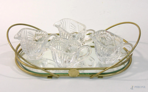 Lotto composto da vassoio in specchio e metallo dorato e quattro piccole lattiere in cristallo