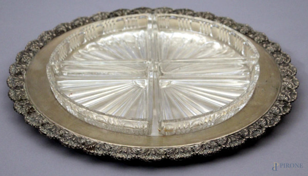 Centrotavola di linea tonda in argento, bordo cesellato, diametro 35 cm, gr. 610, completo di quattro vaschette in cristallo portasalse.