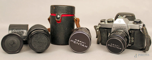 Macchina fotografica Pentax, completa di tre obbiettivi.