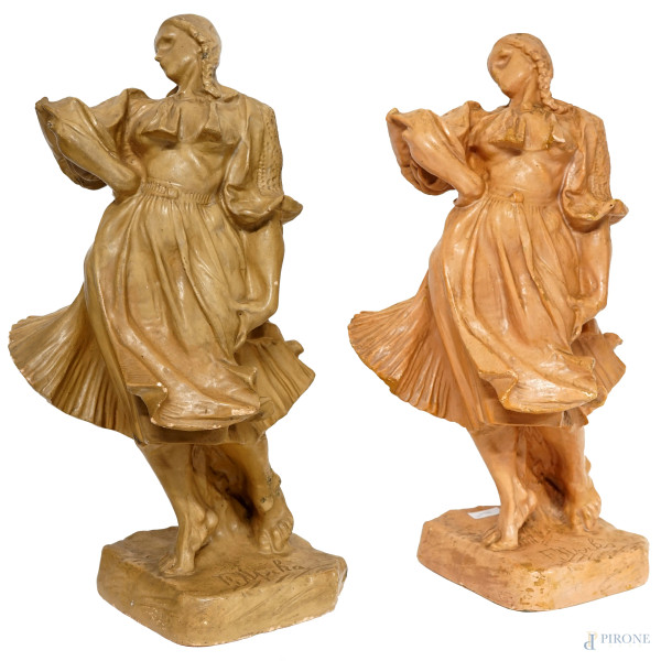 Lotto di due sculture in ceramica rappresentanti contadine boeme, firmate F.Uprka, altezza max cm 50,5  (lievi difetti)