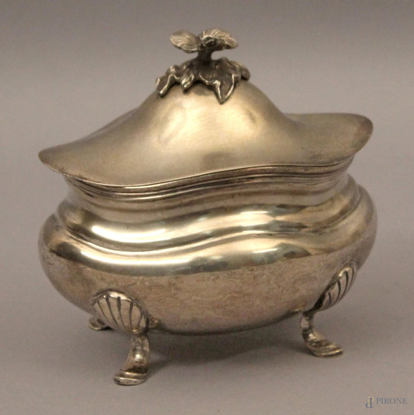 Zuccheriera in argento con fiore a rilievo, H 12 cm, gr. 350.
