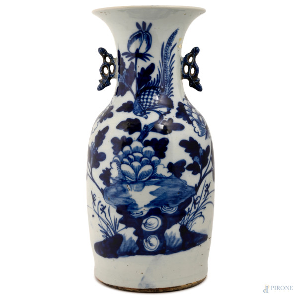 Vaso cinese in porcellana bianca con decori raffiguranti uccelli tra piante e fiori nei toni del blu, Cina, XX secolo, altezza cm 42,5, (difetti)
