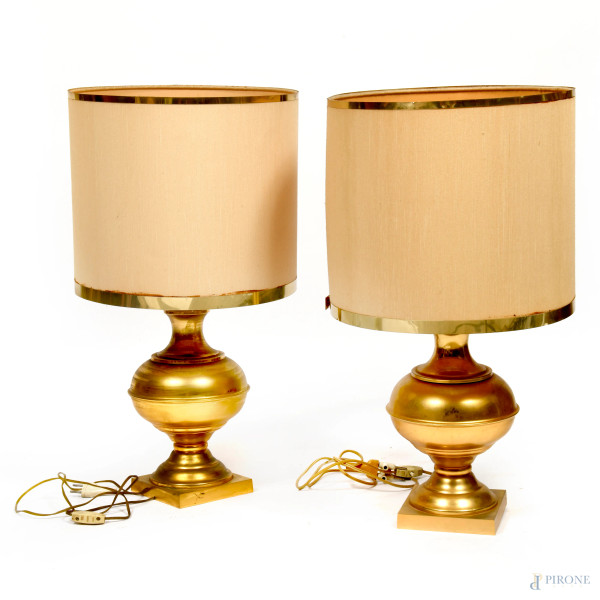 Coppia di lampade da tavolo in ottone, XX secolo,  altezza senza paralume cm 38